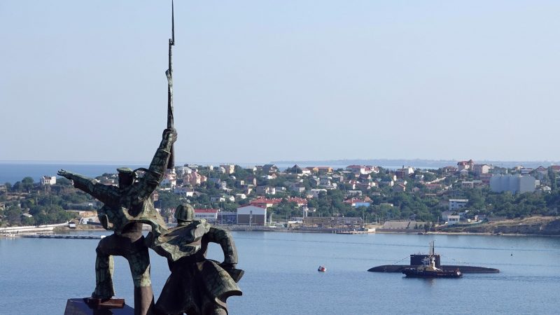 Russland annektierte die ukrainische Halbinsel Krim bereits im Jahr 2014 - im Bild zu sehen die Hafenstadt Sewastopol hinter dem sowjetischen Denkmal «Soldat und Seemann».
