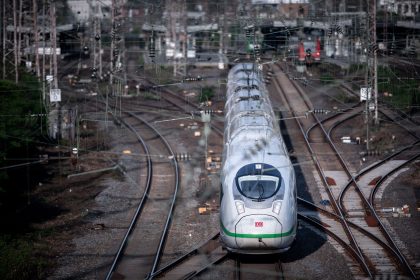 NRW: Unbekannter lässt Stein auf fahrenden ICE fallen – Lok beschädigt