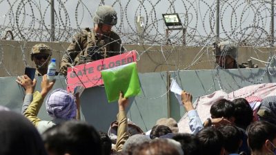 Hunderte von Menschen versammeln sich am 15.08.2022 nahe eines Evakuierungskontrollpunkts am Flughafen in Kabul, um aus dem Land zu fliehen.