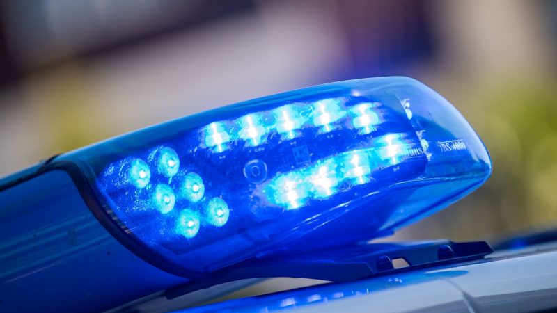 Ein Blaulicht: Die Polizei ermittelt im Fall einer Toten auf dem Dach einer Rangierlok.