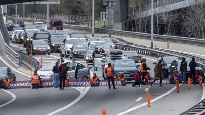 Gotthardtunnel gesperrt: Klimaaktivisten klebten sich im Osterstau auf Autobahn fest