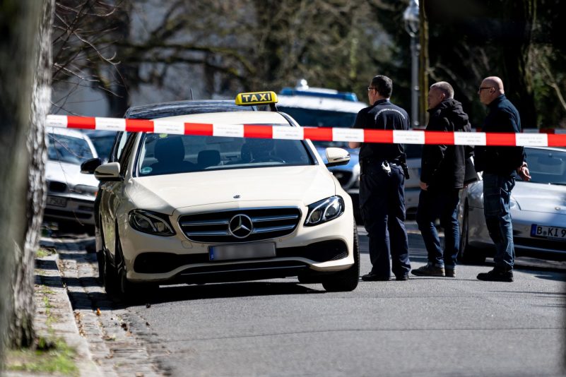 Mitarbeiter der Berliner Polizei stehen vor dem Taxi in Berlin-Grunewald.
