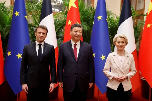 Frankreichs Präsident Emmanuel Macron (l) und EU-Kommissionspräsidentin Ursula von der Leyen (r) sind zu Chinas Staats- und Parteichef Xi Jinping nach Peking gereist.