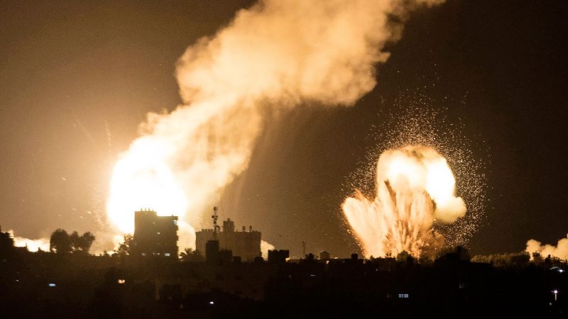 Flammen und Rauch steigen bei israelischen Luftangriffen in Khan Yunis im südlichen Gazastreifen auf.