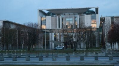 Das Bundeskanzleramt: Hier soll ein bogenförmiger Neubau aus Sandstein mit etwa 400 Büros für rund 777 Millionen Euro entstehen.