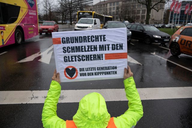 Mitglieder der Gruppe Letzte Generation haben in Berlin eine Straße blockiert.