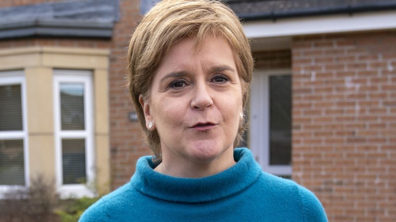 Nicola Sturgeon, die ehemalige Vorsitzende der Scottish National Party (SNP), vor ihrem Wohnhaus in Glasgow.