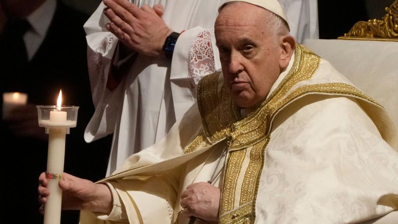 Gemeinsam mit rund 8000 Gläubigen feiert Papst Franziskus die Osternacht im Petersdom im Vatikan.