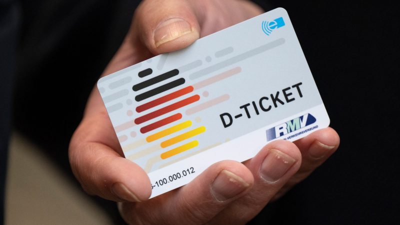 Ein «D-Ticket» im Chipkartenformat: Das Ticket ermöglicht bundesweite Fahrten in den Bussen und Bahnen des öffentlichen Nah- und Regionalverkehrs.
