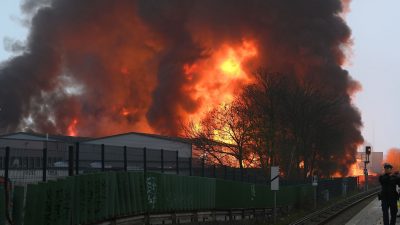 Großbrand Hamburg: Brennt noch, Feuer aber unter Kontrolle