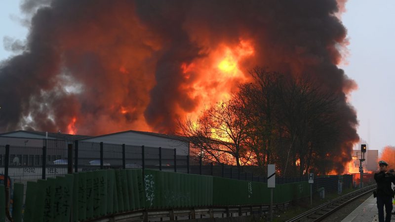 In Hamburg-Rothenburgsort stehen mehrere Gebäude in Flammen. Aufgrund starker Rauch- und Gasentwicklung hat die Polizei eine amtliche Gefahrenmeldung herausgegeben.
