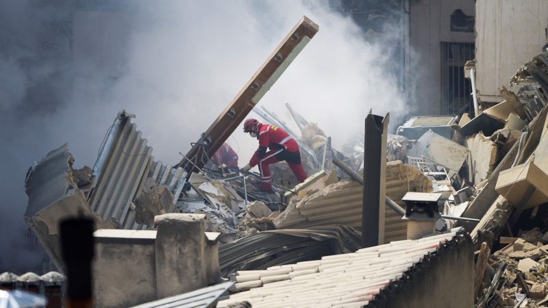 Feuerwehrleute suchen in den Trümmern eines Gebäudes in der Innenstadt von Marseille nach Menschen.