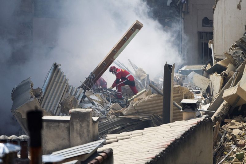 Feuerwehrleute suchen in den Trümmern eines Gebäudes in der Innenstadt von Marseille nach Menschen.