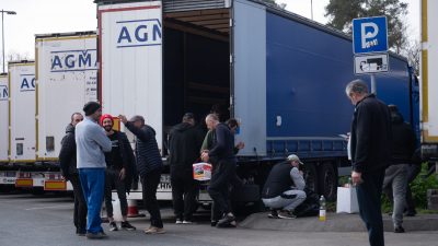 Fahrerstreik auf Raststätte: Osteuropäische Lastwagenfahrer wollen ihren Lohn
