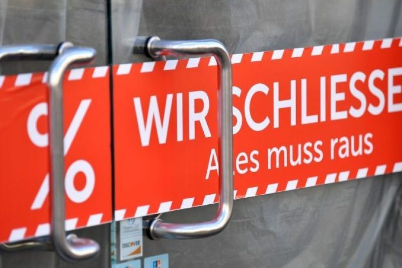 «Wir schliessen. Alles muss raus» an der Tür eines Geschäfts. - Der Kreditversicherer Allianz Trade erwartet in Folge der jüngsten Turbulenzen am Bankenmarkt im laufenden Jahr mehr Firmenpleiten.