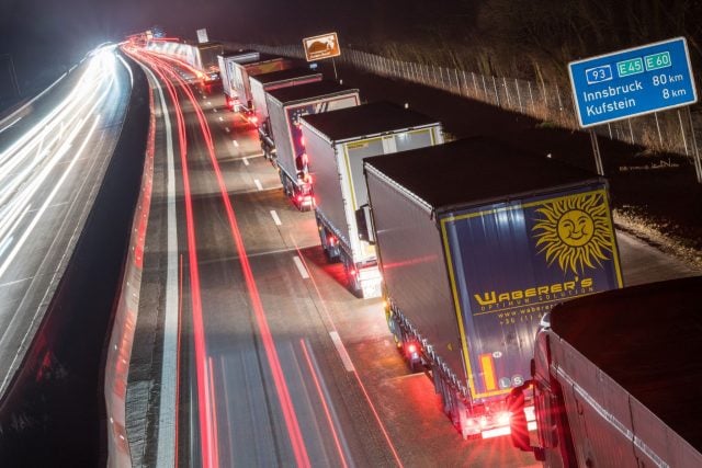 Mit einem digitalen Verkehrsmanagementsystem für den Güterverkehr wollen Bayern, Tirol und Südtirol den Dauerstreit über die chronisch überlastete Brennerroute lösen.