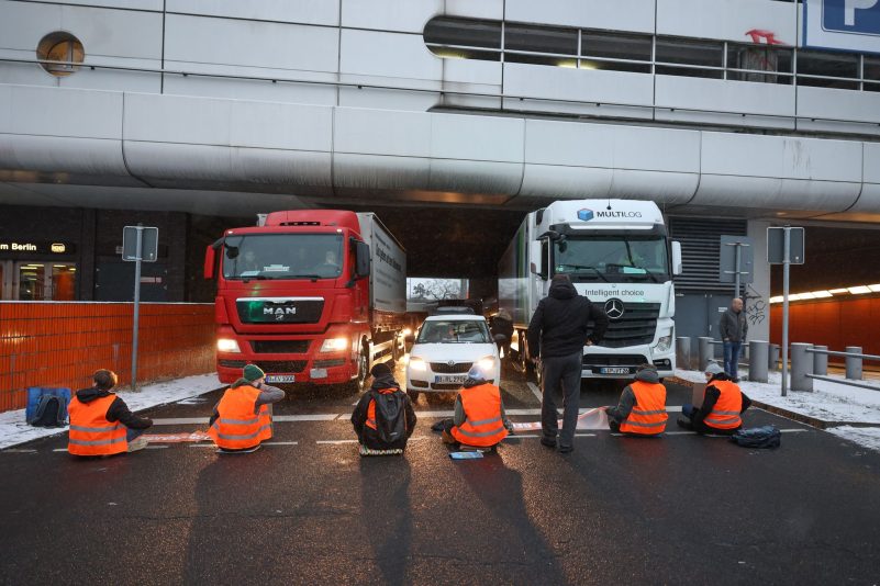 Mehrere Aktivisten der Letzten Generation haben sich auf die Straße festgeklebt.