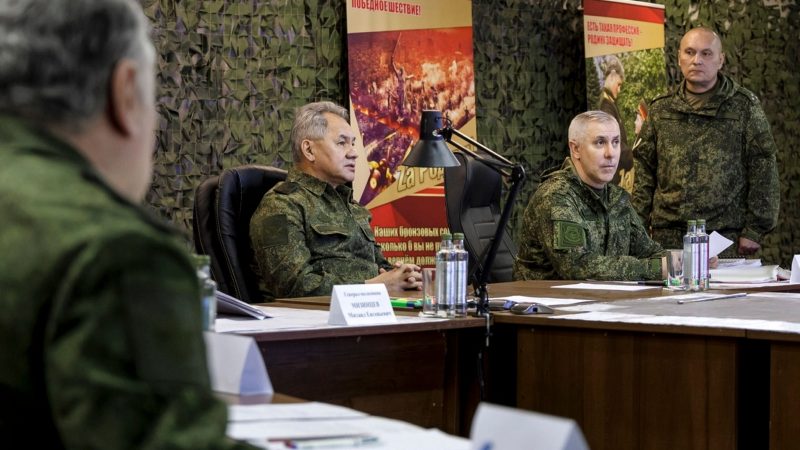 Verteidigungsminister Sergej Schoigu (l) und der Chef der Wagner-Söldner, Jewgeni Prigoschin, sollen sich über angeblich vom Militär zurückgehaltene Munition für die Wagner-Gruppe gestritten haben.