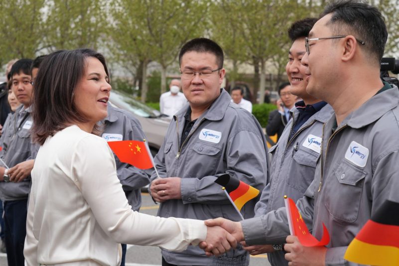 Außenministerin Annalena Baerbock (Grüne) wird beim Besuch der Flender GmbH in Tianjin von Arbeitern begrüßt. Dort werden Getriebe und Antriebskomponenten für Windturbinen montiert.