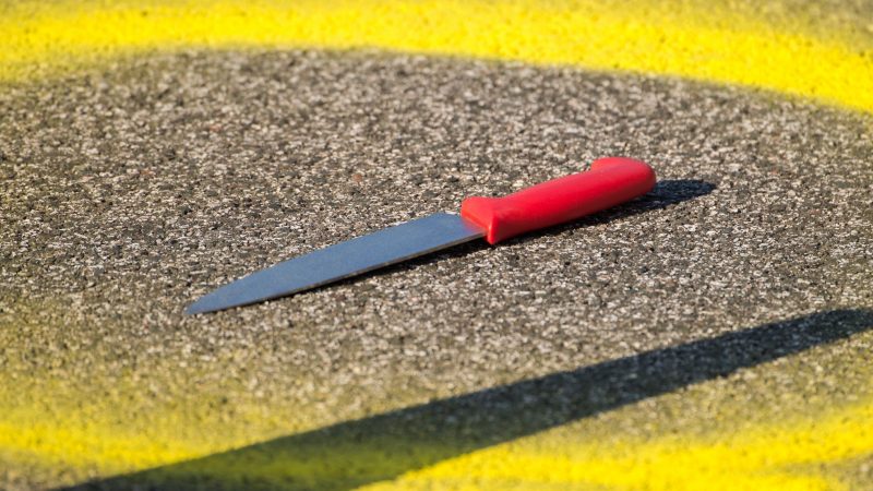 Ein Messer liegt an einem Tatort auf dem Boden. In Halle hat ein 60 Jahre alter Mann mit einem Messer offenbar ein siebejähriges Kind verletzt.