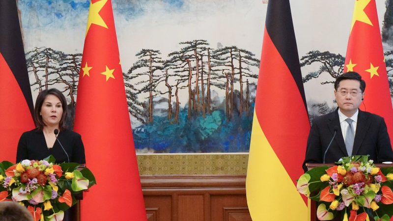 Außenministerin Annalena Baerbock und der chinesische Außenminister Qin Gang (r) geben eine gemeinsame Pressekonferenz.