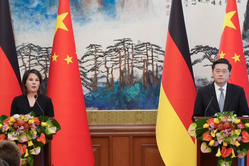 Außenministerin Annalena Baerbock und der chinesische Außenminister Qin Gang (r) geben eine gemeinsame Pressekonferenz.