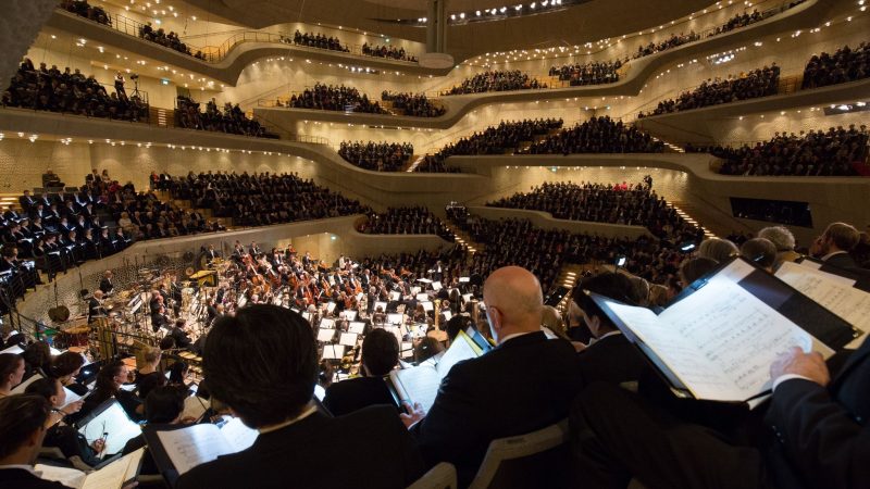 Hier spielt das Philharmonische Staatsorchester Hamburg noch im Großen Saal der Elbphilharmonie - bald wird es New York sein.