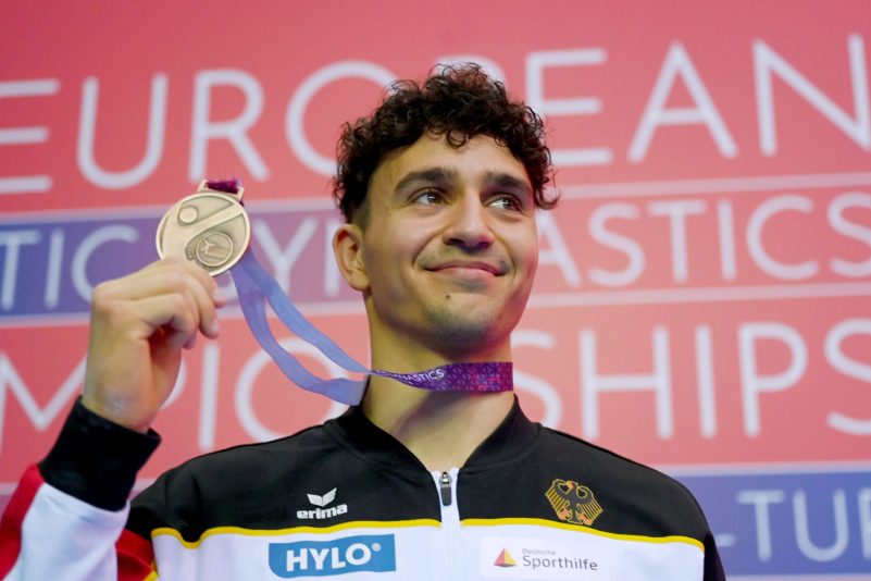 Milan Hosseini zeigt bei der Siegerehrung seine Bronze-Medaille.