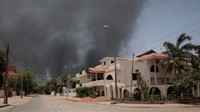 Sudan: Schwere Kämpfe zwischen Militärkräften –  Panzer rollen durch Straßen