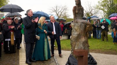 „Weiteres Highlight“: Neue Loreley-Statue am Mittelrhein enthüllt