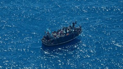 Italienische Küstenwache bringt 500 Migranten an Land