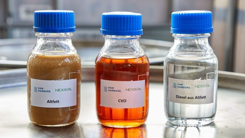 Glasflaschen mit Altfett, CVO (CVO Cracked Vegetable Oil) und Diesel aus Altfett stehen im Technikum im Bereich Verfahrenstechnik am Campus Life Sciences der HAW.
