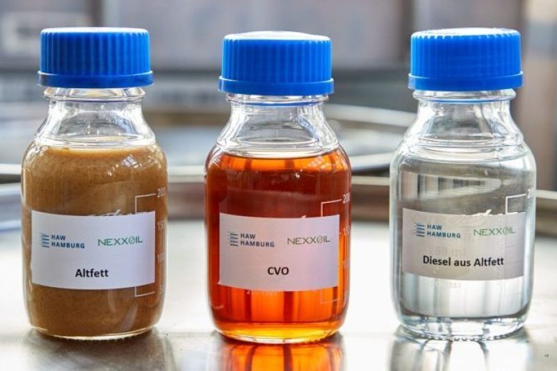 Glasflaschen mit Altfett, CVO (CVO Cracked Vegetable Oil) und Diesel aus Altfett stehen im Technikum im Bereich Verfahrenstechnik am Campus Life Sciences der HAW.