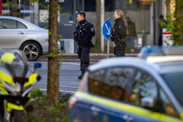 Polizisten sind in Duisburg im Einsatz. Bei einer Attacke in einem Fitnessstudio in der Duisburger Innenstadt sind mehrere Personen schwer verletzt worden.