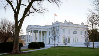 Autofahrer rammt Tor des Weißen Hauses in Washington und stirbt