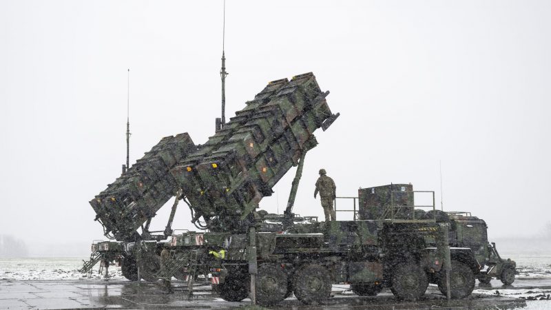 Ein Bundeswehr-Soldat steht Anfang April auf einem Anhänger mit Abschussrampen für Lenkflugkörper des Patriot-Luftabwehrsystems auf einem schneebedeckten Feld im südosten Polens.