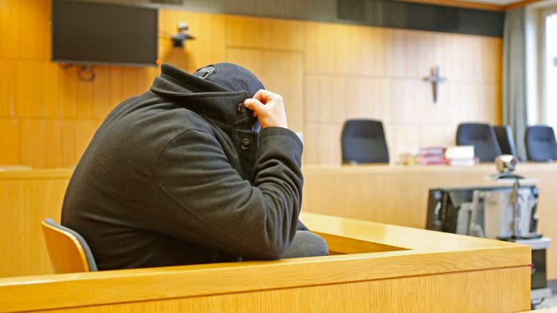 Der Angeklagte sitzt beim Auftakt seines Prozesses im Gerichtssaal in Traunstein.