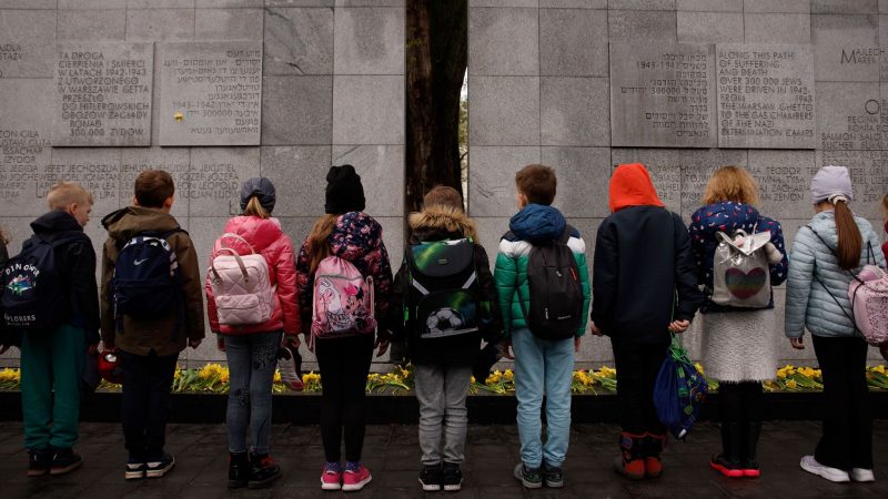 Kinder legen eine Schweigeminute am Umschlagplatz-Denkmal in Warschau ein. Anlass ist eine Veranstaltung zum 80. Jahrestag des Aufstands im Warschauer Ghetto gegen die einmarschierenden SS-Einheiten.