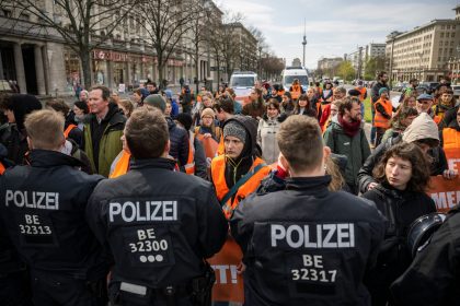 Klimaaktivisten starten Blockaden in Berlin
