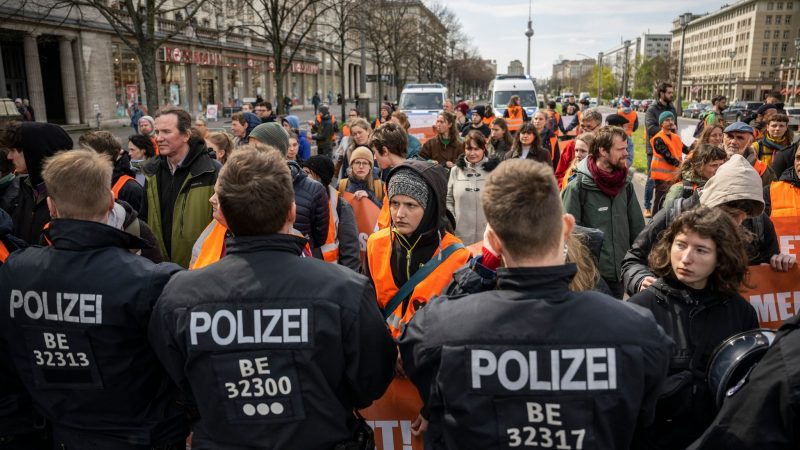Klimaaktivisten der "Letzten Generation" bei einem Protestmarsch in Berlin. Was genau wo und wie geplant ist, hält die Gruppe üblicherweise geheim, zumal die Polizei strikt gegen die illegalen Aktionen vorgeht.