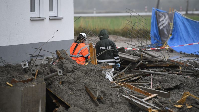 Polizeibeamte untersuchen die Baustelle in Oberbayern. Vier Arbeiter sind dort beim Einsturz einer Betondecke getötet worden.