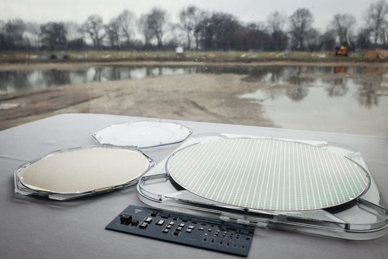 Ein 300-Millimeter-Wafer (r) zur Chipproduktion liegt neben einem kleineren Modell. Der Microchip-Hersteller Vishay erweitert seine Produktionsstätte in Itzehoe.
