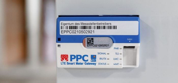 Ein Smart-Meter-Gateway zur Datenübertragung ist an einem digitalen Stromzähler zu sehen.