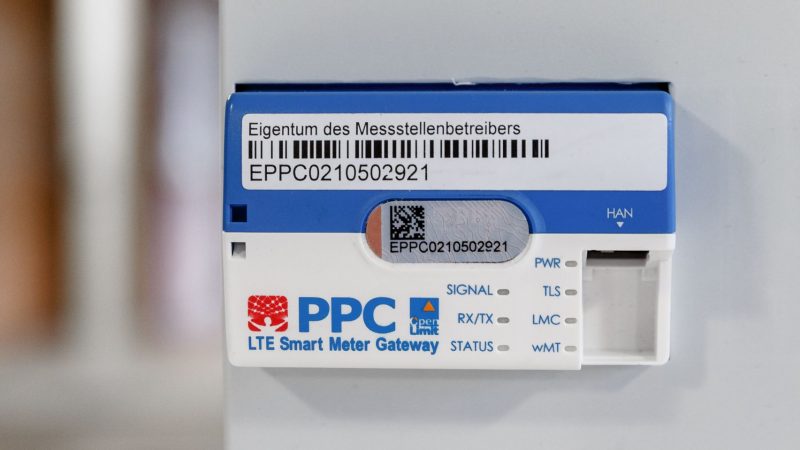 Ein Smart-Meter-Gateway zur Datenübertragung ist an einem digitalen Stromzähler zu sehen.