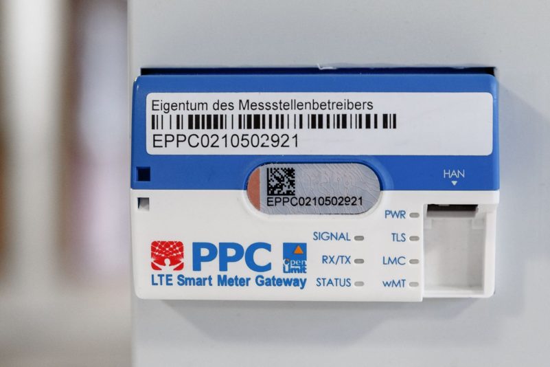 Ein Smart-Meter-Gateway zur Datenübertragung ist an einem digitalen Stromzähler zu sehen.