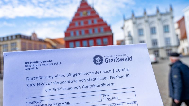 Blick auf die Beschlussvorlage vor dem Rathaus in Greifswald.