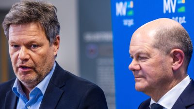 Olaf Scholz (r) und Robert Habeck sind zu einer Gesprächsrunde zu den Rügener LNG-Plänen nach Binz gekommen.