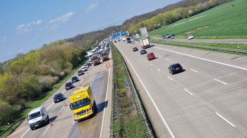 Eingeschränkter Verkehr auf der Autobahn 7 zwischen den Anschlussstellen Hildesheim-Drispenstedt und Laatzen. (zu dpa: «Hochspannungskabel stürzt auf Autobahn 7»)