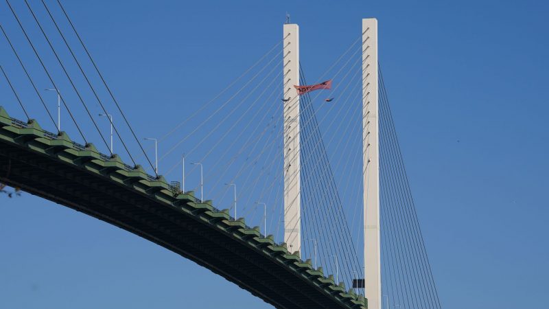 Klimaaktivisten waren im vergangenen Oktober auf die Pfeiler der Themse-Brücke geklettert. Das hat nun Folgen.