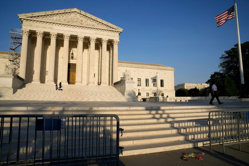 Der Supreme Court der USA hält den Zugang zu einem Abtreibungsmedikament aufrecht.